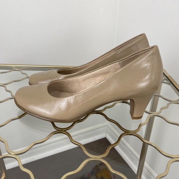 AEROSOLES Taupe Pumps Soft Cushioned Insole Rubber Sole Size 7,  2.25" Heel NWOT - Picture 6 of 9